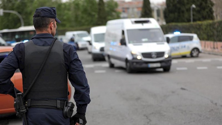 Un agente de la Policía Nacional en un control policial en la Glorieta del Marqués de Vadillo durante el sexto día de confinamiento por coronavirus en el país, en Madrid (España) a 20 de marzo de 2020. | Jesús Hellín - Europa Press ep un agente de la policia nacional en un control policial en la glorieta del marques de vadillo