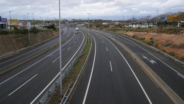 ep un camionero circula con su camion por la autovia a7 a su paso entre reus y tarragona ep un camionero circula con su camion por la autovia a7 a su paso entre reus y tarragona