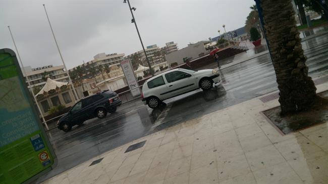 Un coche transita frente al Puerto en plena tormenta | EUROPA PRESS ep un coche transita frentepuertoplena tormenta