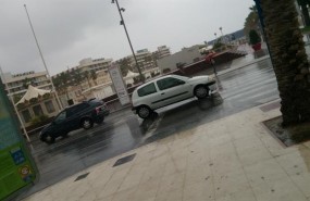 ep un coche transita frentepuertoplena tormenta
