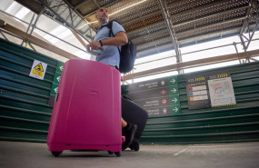 ep un hombre camina con una maleta por una de las instalaciones de la estacion de chamartin a 16 de