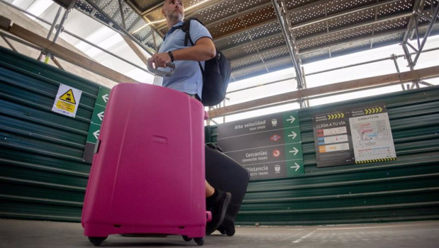 ep un hombre camina con una maleta por una de las instalaciones de la estacion de chamartin a 16 de