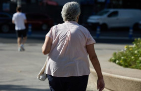 ep una mujer pensionista caminando por una calle de madrid