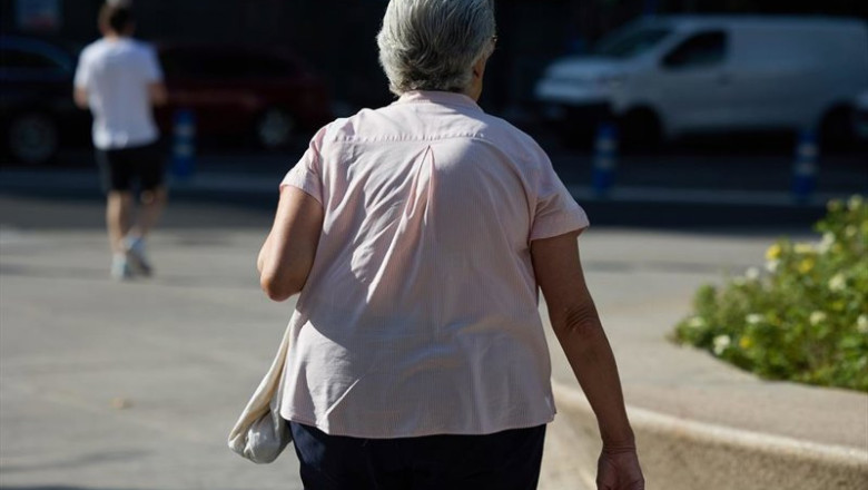 Una mujer pensionista caminando por una calle de Madrid | JESÚS HELLÍN / EUROPA PRESS ep una mujer pensionista caminando por una calle de madrid