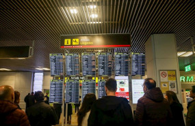 ep varias personas comprueban la llegada de vuelos en varios paneles luminosos en el inicio de la
