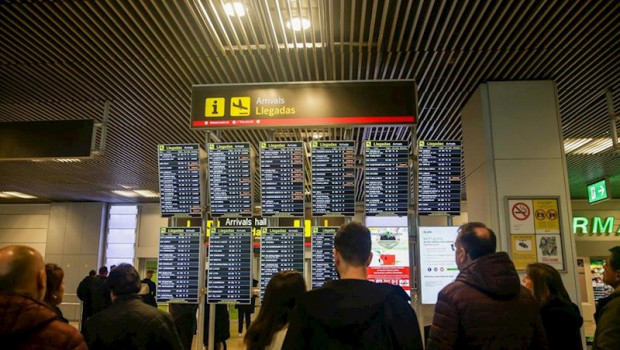 ep varias personas comprueban la llegada de vuelos en varios paneles luminosos en el inicio de la