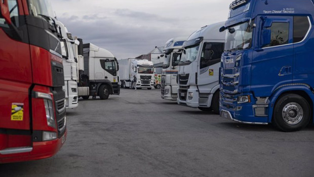 ep varios camiones estacionados en las inmediaciones de mercabarna