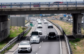 ep varios coches circulan por la autovia a5