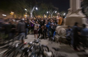 ep varios jovenes reunidos y en ambiente festivo en una calle de barcelona durante la primera noche