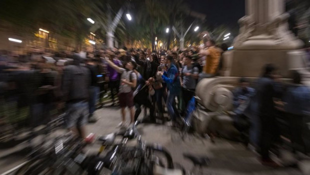 ep varios jovenes reunidos y en ambiente festivo en una calle de barcelona durante la primera noche