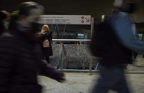 ep viajeros caminan por las instalaciones de la estacion de atocha tras una incidencia en el sistema