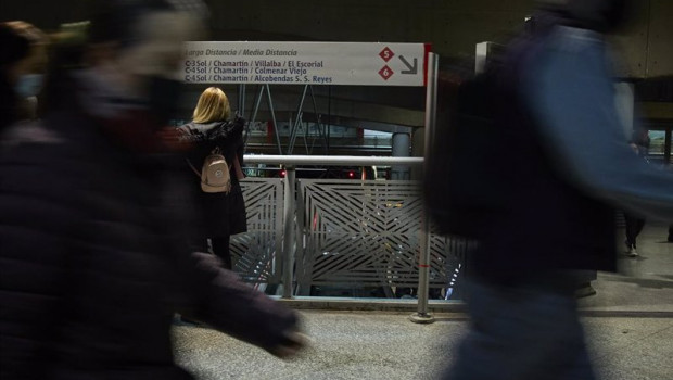 ep viajeros caminan por las instalaciones de la estacion de atocha tras una incidencia en el sistema