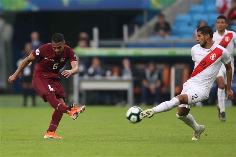 ep 15 june 2019 brazil porto alegre venezuelas yangel herrera and perus luis abram battle for the ball during the 2019 copa america group asoccer match between venezuela and peru at the arena do gremio photo marcelo oliveiraam press via zuma wired