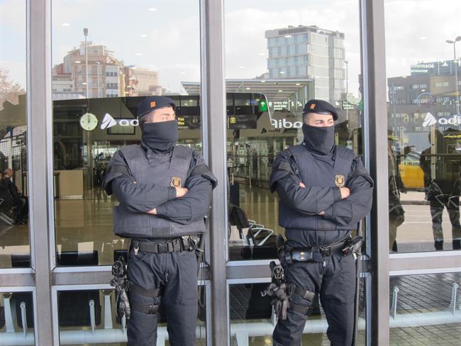 Agentes de los Mossos en la estación de Sants. | EUROPA PRESS - Archivo ep agenteslos mossosla estacionsants