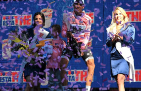 ep alberto contador en el podio del giro 2011