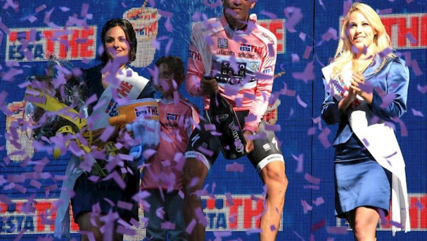 ep alberto contador en el podio del giro 2011