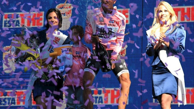 ep alberto contador en el podio del giro 2011 ep alberto contador en el podio del giro 2011