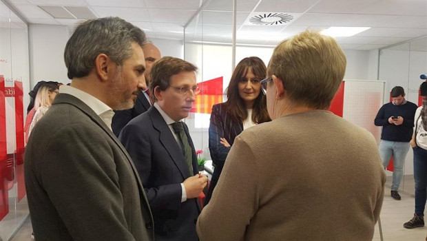 ep almeida y aniorte en la nueva sede de cruz roja imagen de archivo