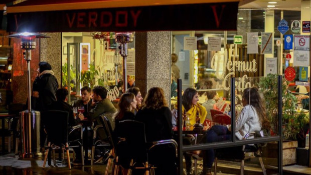ep ambiente en una terraza de un establecimiento de la zona de chueca en madrid