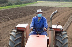 ep archivo   agricultor con su tractor en el campo