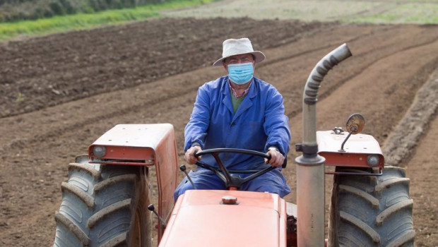 ep archivo   agricultor con su tractor en el campo