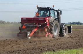 ep archivo   agricultor en su tractor en el campo
