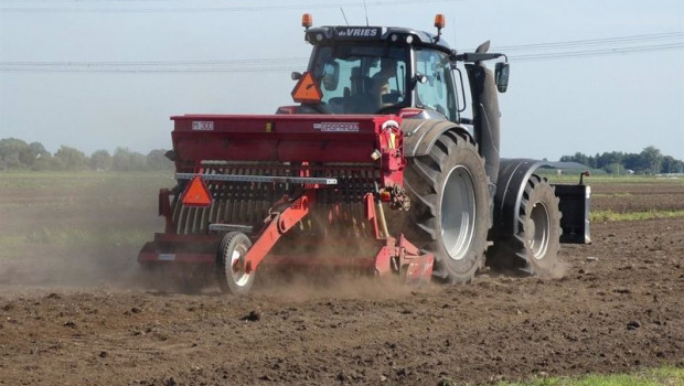 ep archivo   agricultor en su tractor en el campo