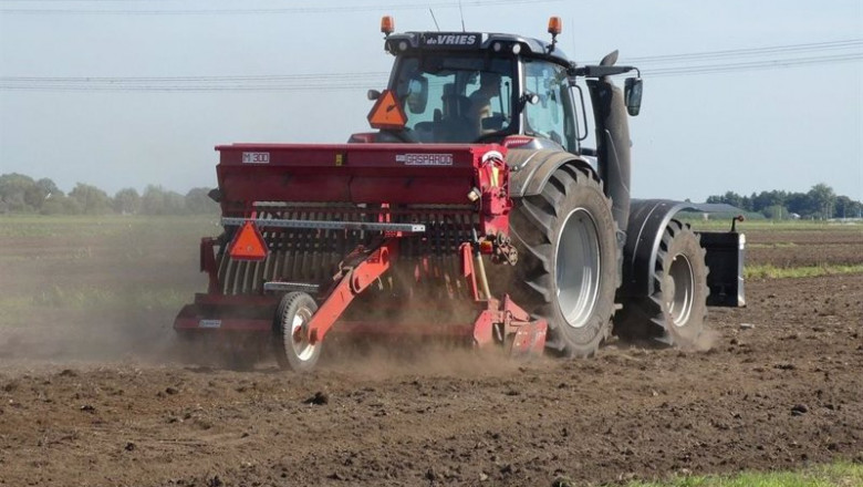 ep archivo   agricultor en su tractor en el campo