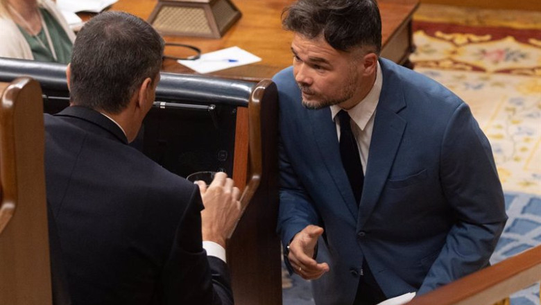 Archivo - El presidente del Gobierno, Pedro Sánchez (i) y el portavoz de ERC en el Congreso, Gabriel Rufián (d), conversan durante una sesión plenaria, en el Congreso de los Diputados, a 10 de abril de 2024, en Madrid (España). | Eduardo Parra - Europa Press - Archivo ep archivo el presidente del gobierno pedro sanchez i y el portavoz de erc en el congreso gabriel