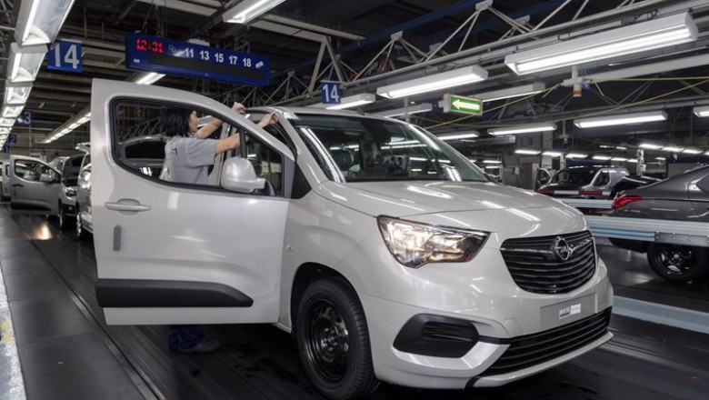 ep archivo   produccion del opel combo en la planta de psa en vigo