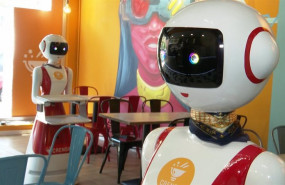 ep archivo   robots camareros en un restaurante de valncia