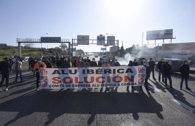 ep archivo   trabajadores de la plantilla de alu iberica con una pancarta en la avenida alfonso