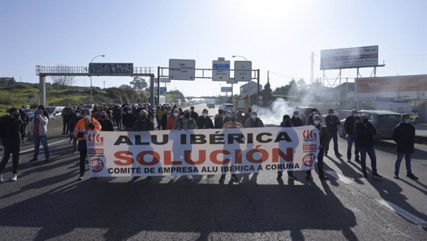 ep archivo   trabajadores de la plantilla de alu iberica con una pancarta en la avenida alfonso