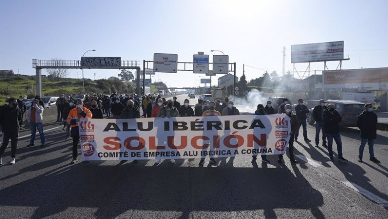 Archivo - Trabajadores de la plantilla de Alu Ibérica con una pancarta en la Avenida Alfonso Molina, donde han cortado el tráfico que sale de la ciudad, a 27 de enero de 2022, en A Coruña, Galicia (España). | M. Dylan - Europa Press - Archivo ep archivo trabajadores de la plantilla de alu iberica con una pancarta en la avenida alfonso