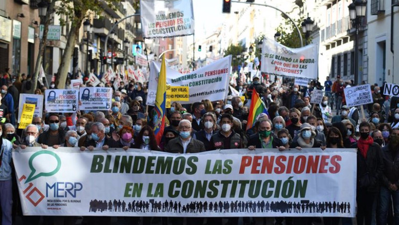 ep archivo un grupo de personas con pancartas durante una manifestacion que reclama el blindaje de ep archivo un grupo de personas con pancartas durante una manifestacion que reclama el blindaje de
