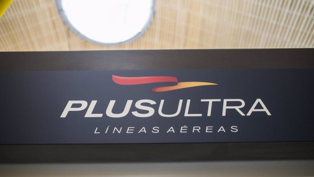 ep archivo   un panel muestra informacion sobre vuelos de la aerolinea plus ultra