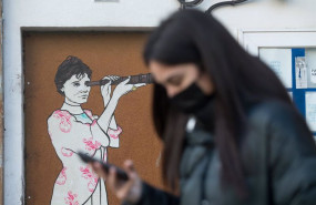 ep archivo   una mujer consulta su smartphone