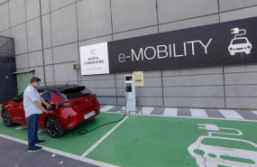 ep archivo   una persona recarga un coche electrico en un punto de recarga a 27 de julio de 2021 en