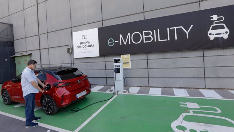 Archivo - Una persona recarga un coche eléctrico en un punto de recarga, a 27 de julio de 2021, en Murcia, (España) | Edu Botella - Europa Press - Archivo ep archivo una persona recarga un coche electrico en un punto de recarga a 27 de julio de 2021 en