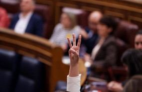 ep archivo   una persona vota durante una sesion de control al gobierno en el congreso de los