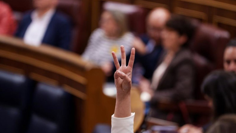 Archivo - Una persona vota durante una sesión de control al Gobierno, en el Congreso de los Diputados | Matias Chiofalo - Europa Press - Archivo ep archivo una persona vota durante una sesion de control al gobierno en el congreso de los