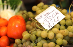 ep archivo uvas y caquis en el mercado de san isidro a 17 de diciembre de 2021 en madrid espana el ep archivo uvas y caquis en el mercado de san isidro a 17 de diciembre de 2021 en madrid espana el