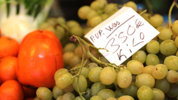 ep archivo   uvas y caquis en el mercado de san isidro a 17 de diciembre de 2021 en madrid espana el