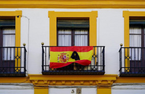 ep banderas de espana con crespones negros en algunos balcones de sevilla a 13 de abril del 2020