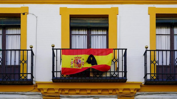 ep banderas de espana con crespones negros en algunos balcones de sevilla a 13 de abril del 2020