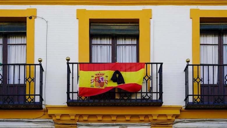 Banderas de España con crespones negros en algunos balcones de Sevilla a 13 de abril del 2020 | Eduardo Briones - Europa Press ep banderas de espana con crespones negros en algunos balcones de sevilla a 13 de abril del 2020