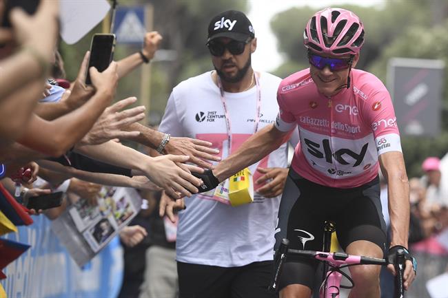 Chris Froome, feliz tras haber conquistado su primer Giro de Italia. | GIRO D'ITALIA ep chris froome felizhaber conquistadoprimer giroitalia