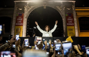 ep cristina fernandezkirchner expresidenta argentina saludandosus seguidoresla presentacionsu libro sinceramente photo nicolas villalobosdpa