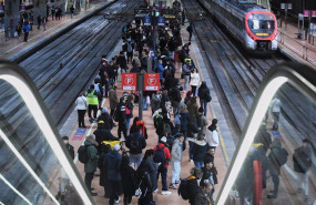 ep decenas de personas esperan a que se restablezca el servicio en la estacion de puerta de
