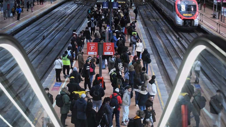 ep decenas de personas esperan a que se restablezca el servicio en la estacion de puerta de ep decenas de personas esperan a que se restablezca el servicio en la estacion de puerta de